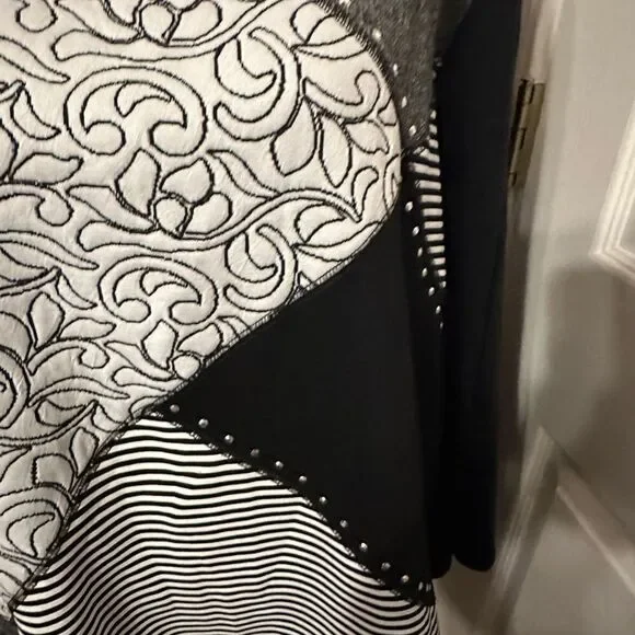Alfred Dunner Black and White Asymmetrical Blouse NWT 3x - Picture 3 of 7